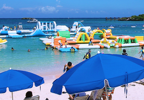 万座ビーチ にオーシャンパーク現る 集えわんぱく盛りな子供達 沖縄の観光スポット ビーチまとめサイト