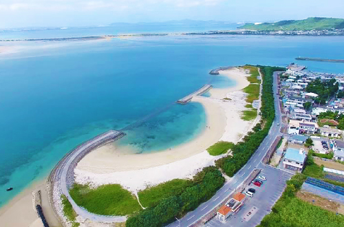 浜比嘉ビーチ qにキャンプも楽しめるのどかな海 沖縄の観光スポット ビーチまとめサイト